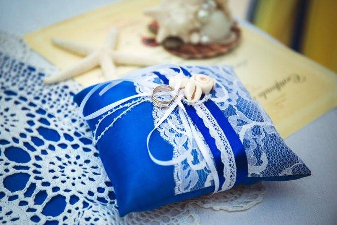 По-королевски элегантная подушечка для колец в синем цвете с белыми оттенками