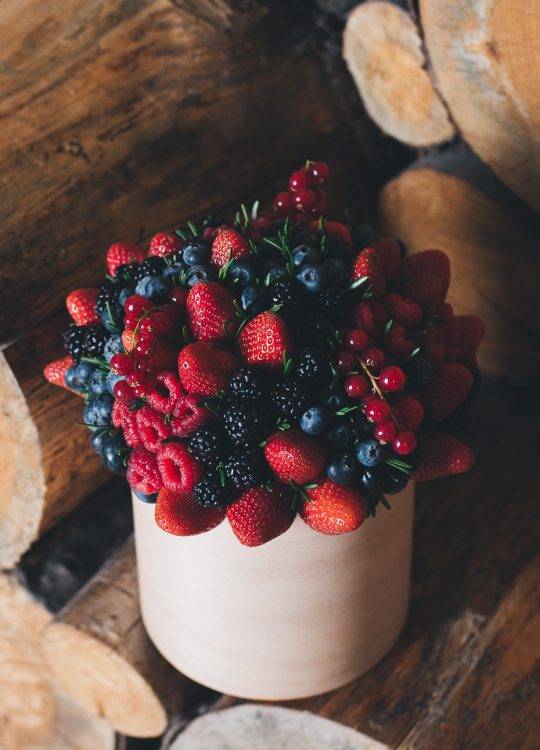 Ягодный и фруктовый букет на свадьбу – как сочетать цветы с ягодами, яблоками в цветочной композиции для невесты