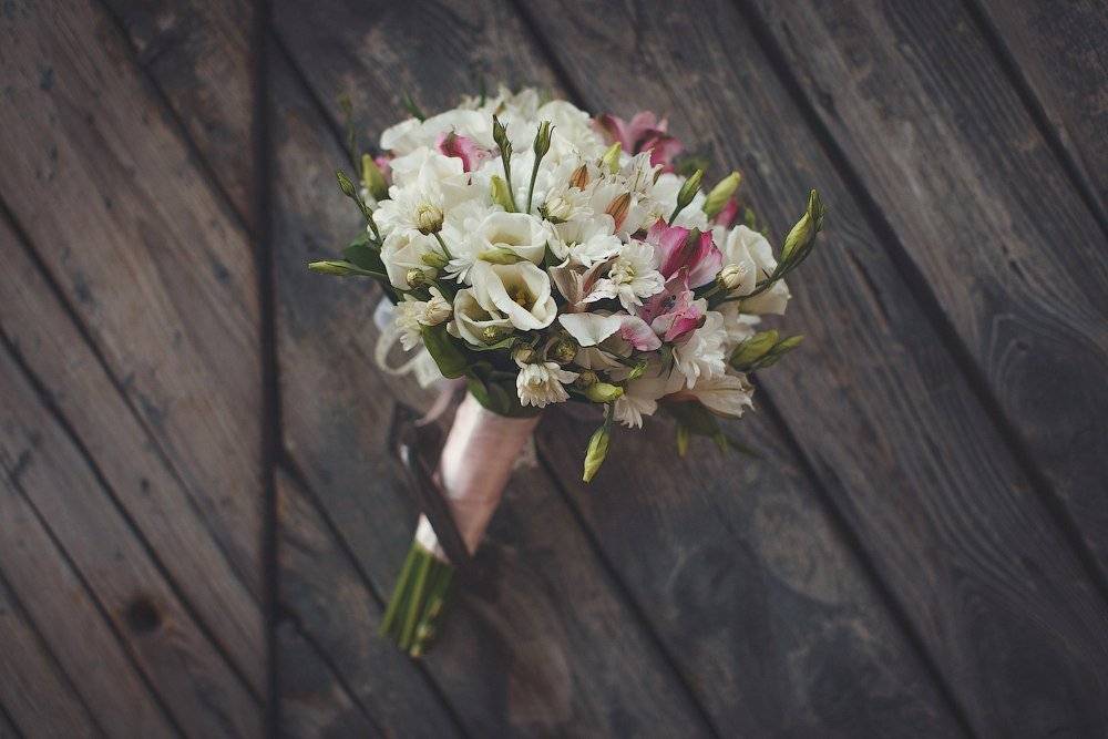 Букет невесты из роз и альстромерий: фото, идеи композиций, подбор декора и формы, советы по уходу за букетом
