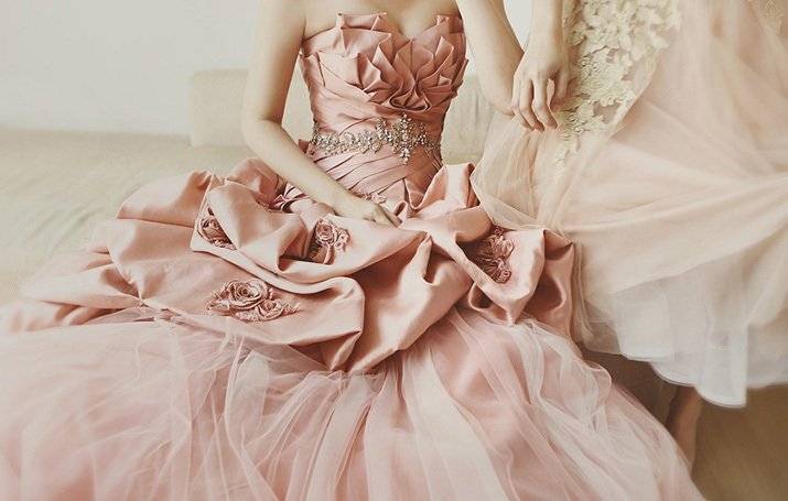 Розовое свадебное платье: модные фасоны, оттенки, аксессуары