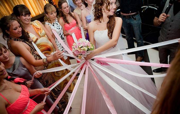Бросание букета невесты с лентами