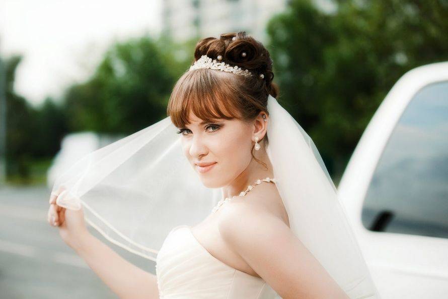 Пучок на свадьбу: 100 красивых и стильных фото с фатой