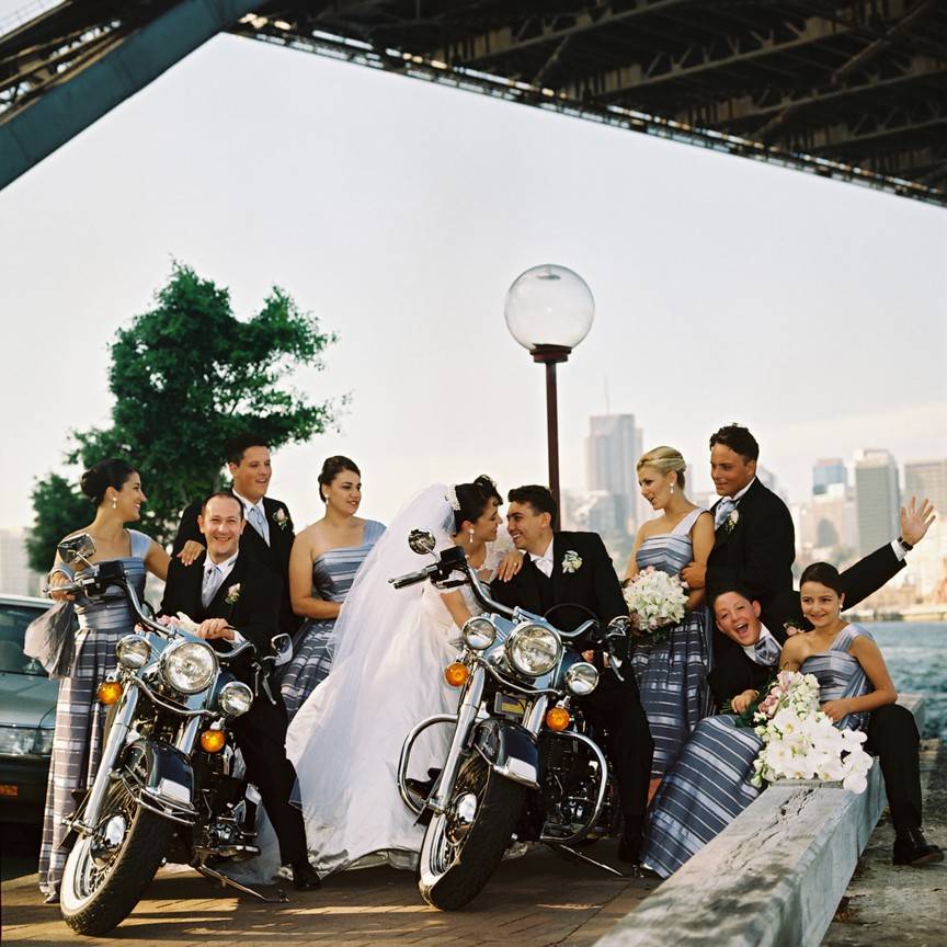 7 видов стильных украшений на свадебные машины