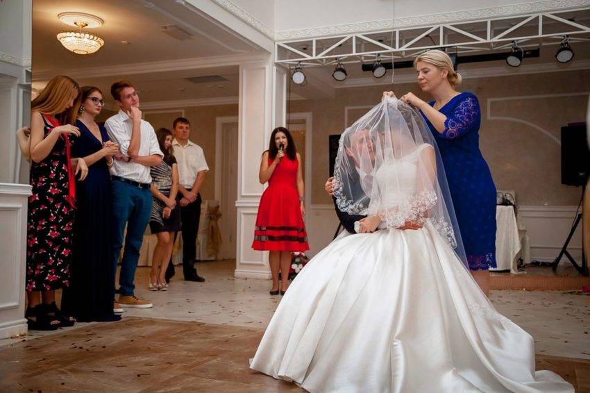 Обряд снятия фаты с невесты на свадьбе, описание, как появилась фата