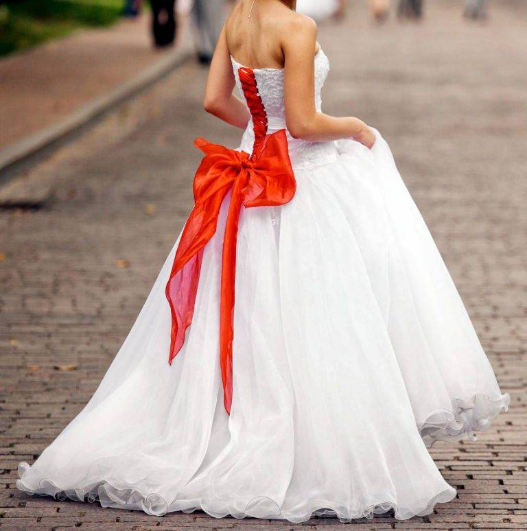 Платье свадебное с черным поясом: модели и варианты украшения