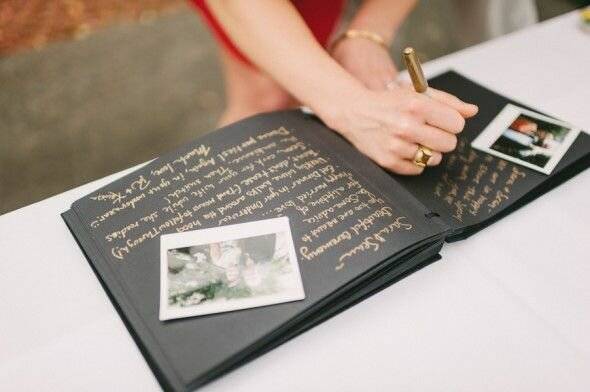 Идея для светлой свадьбы – книга пожеланий с черными листами