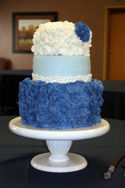 Будоражащий воображение свадебный торт в синем цвете без мастики и с ее использованием
