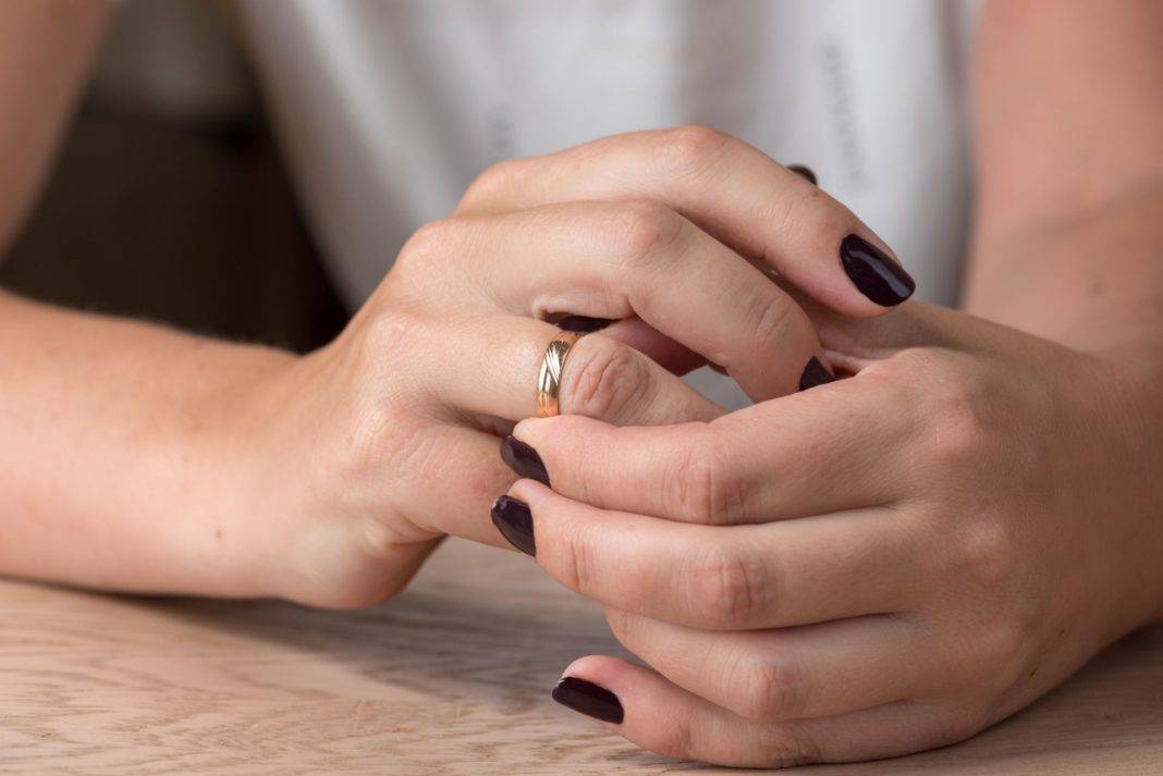 Как снять кольцо с опухшего пальца самостоятельно?