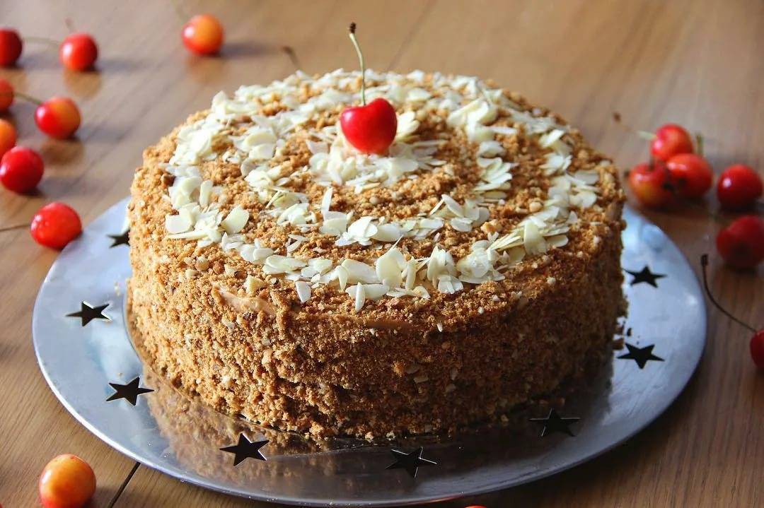 Медовый бисквитный торт с грецкими орехами рецепт с фото пошагово и видео - 1000.menu