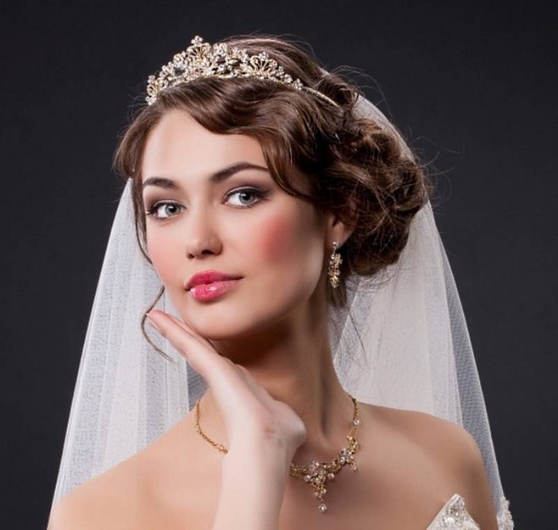 Свадебные прически с диадемой — 13 вариантов, фото и видео