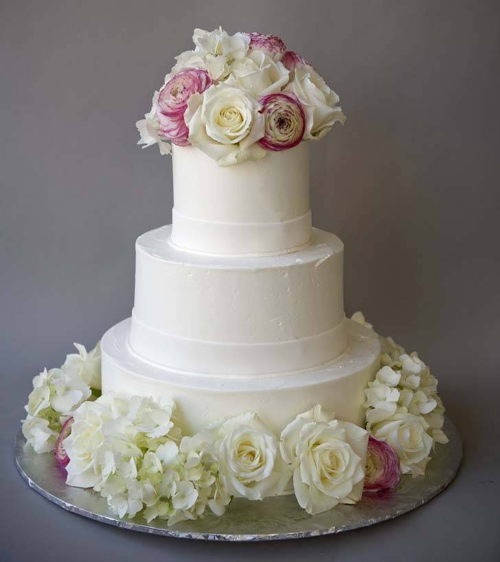 ᐉ красно-белый свадебный торт из мастики с розами - svadebniy-mir.su