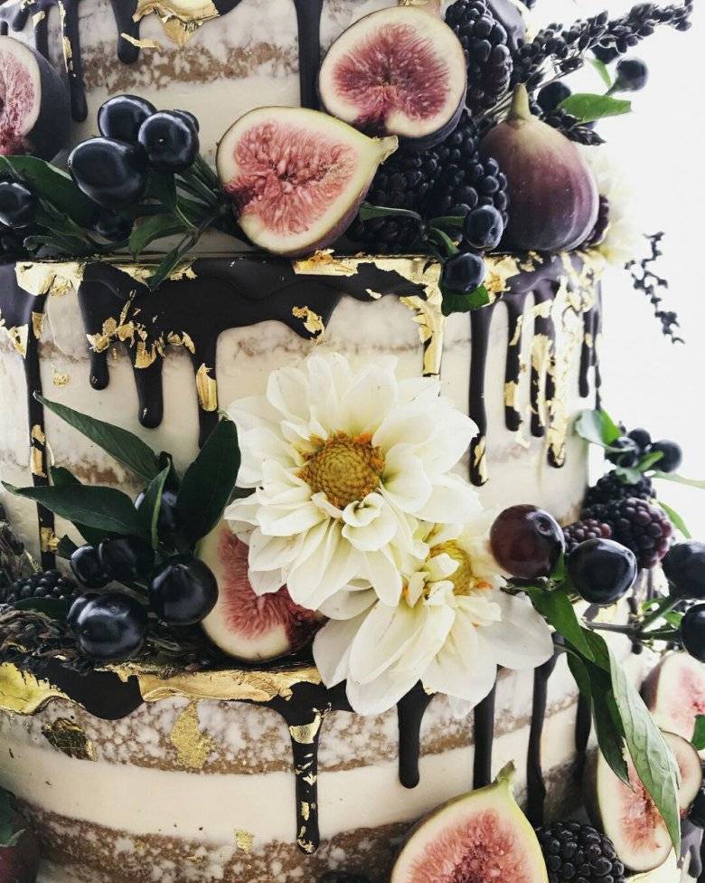 Свадебный торт с живыми цветами? – варианты [2019], фото синих & красных, белых и фиолетовых десертов из мастики или крема
