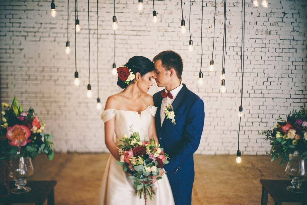 Гайд по свадьбе в стиле лофт: от декора зала до образа невесты
