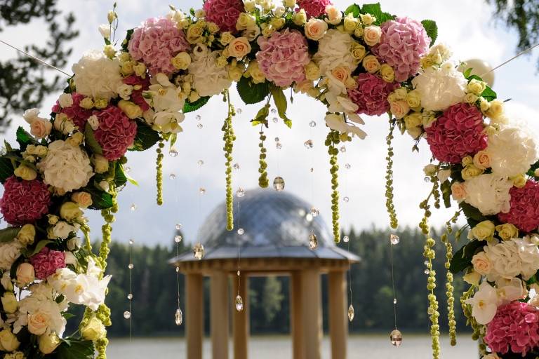 Флористика в украшении свадебного стола. ключевые составляющие в оформлении свадьбы цветами. живые цветы или искусственные
