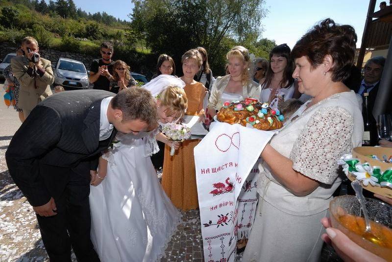 Свадебные традиции: встреча с караваем молодых. речь при встрече молодых с караваем :: syl.ru