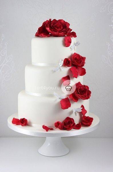 Оформление свадебного торта бутонами роз