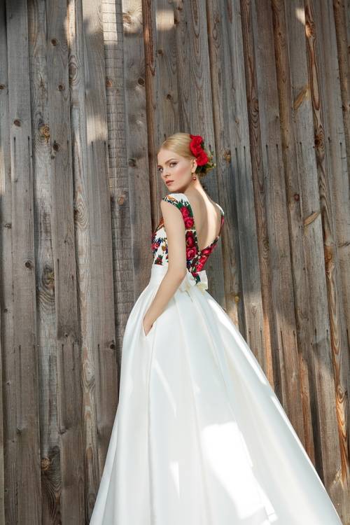 Великолепные свадебные платья в русском стиле