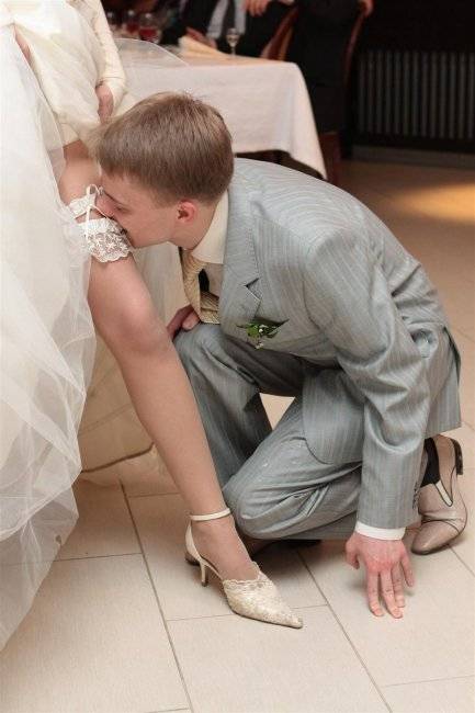 Зачем нужна подвязка невесты на свадьбе? на какую ногу необходимо надевать свадебную подвязку? как сделать подвеску своими руками?