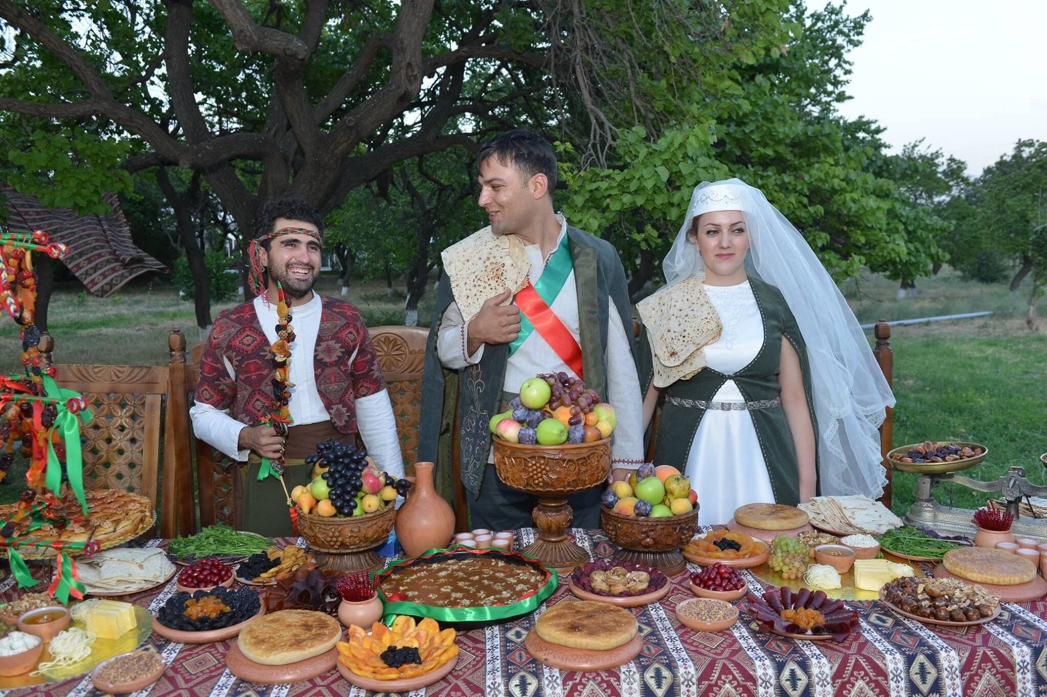 Традиции армян - “свадебные крестные” и день воды