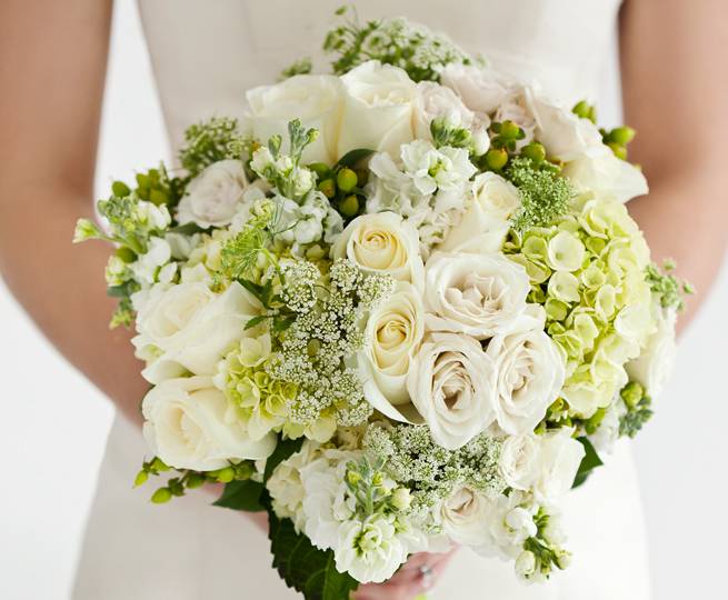 Бело-зеленый букет невесты: вдохновляющие идеи для составления гармоничных композиций из хризантем, фрезий, орхидей, вибурнума, душистого горошка с фото