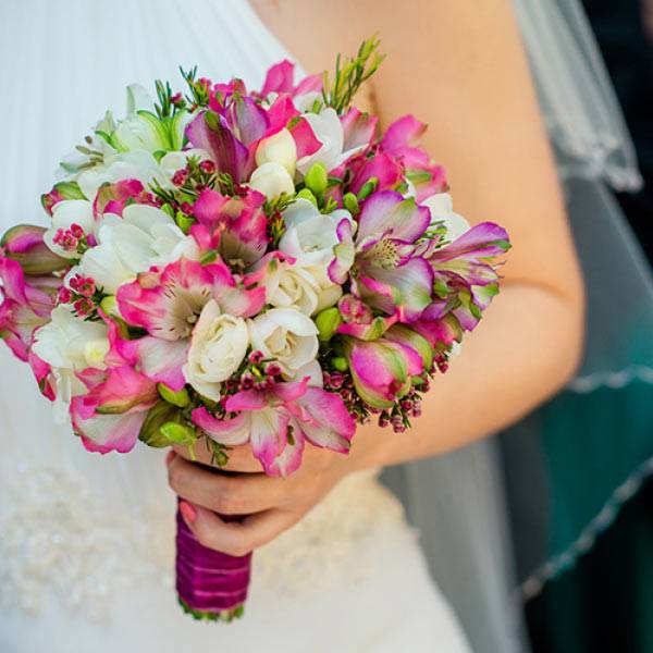 Свадебный букет из кустовых роз - идеи оформления и сочетания с другими светами, фото