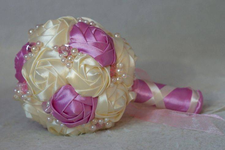 Оригинальные букет невесты из кустовых роз