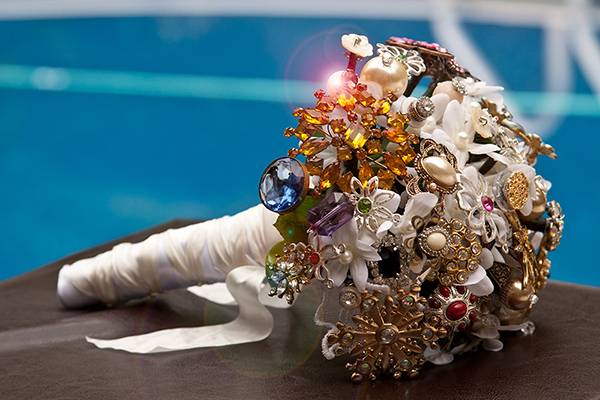 Делаем букет невесты своими руками из живых и искусственных цветов