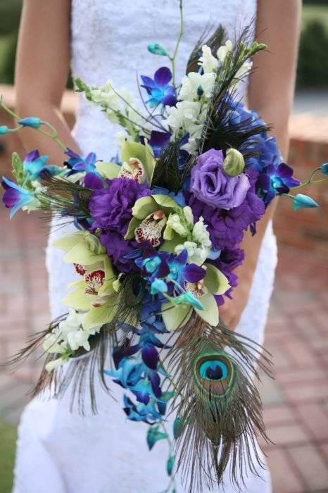 Свадебный букет с павлиньими перьями: варианты оформления и сочетания с цветами, идеи с фото