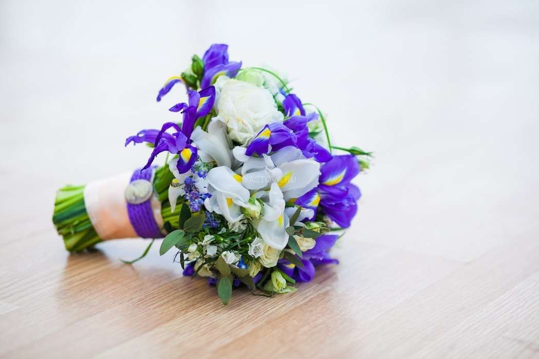 Свадебный букет из ирисов, составляем флористическую композицию