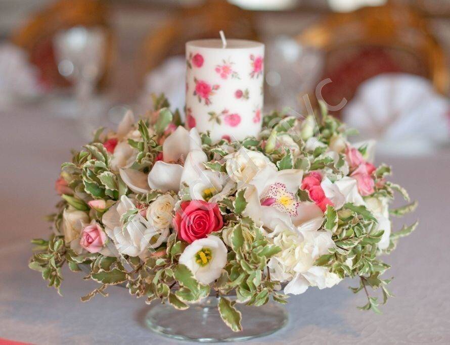 Оформление и украшение стола на свадьбу свечами, посудой и цветами