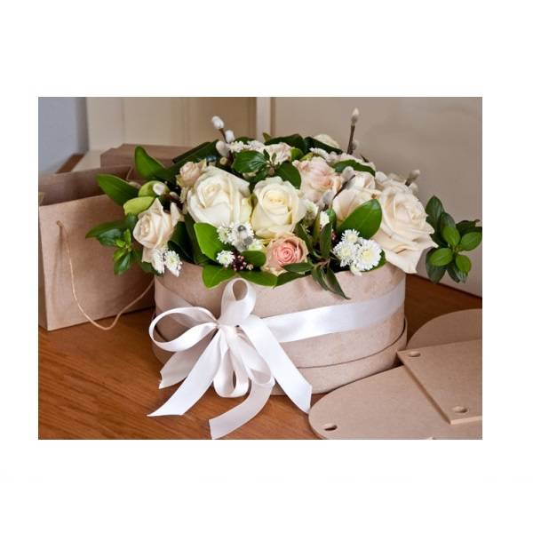 Букет на свадьбу в подарок молодожёнам: правила выбора букета, какие цветы выбрать и как дарить