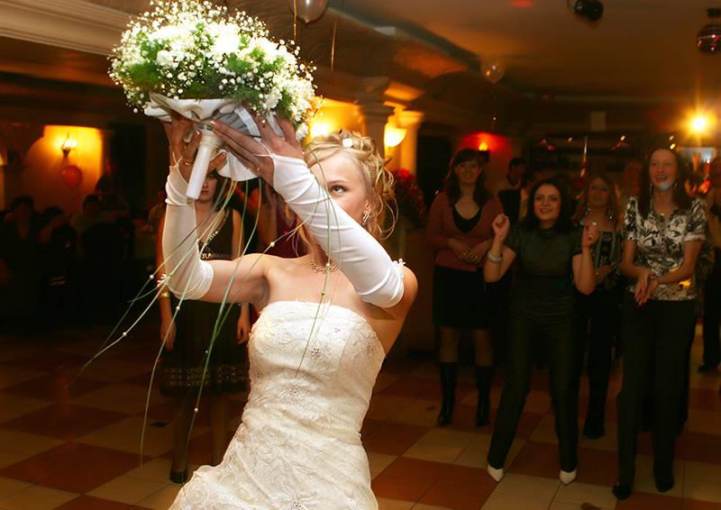 Что делать, если поймала букет невесты, и что это означает