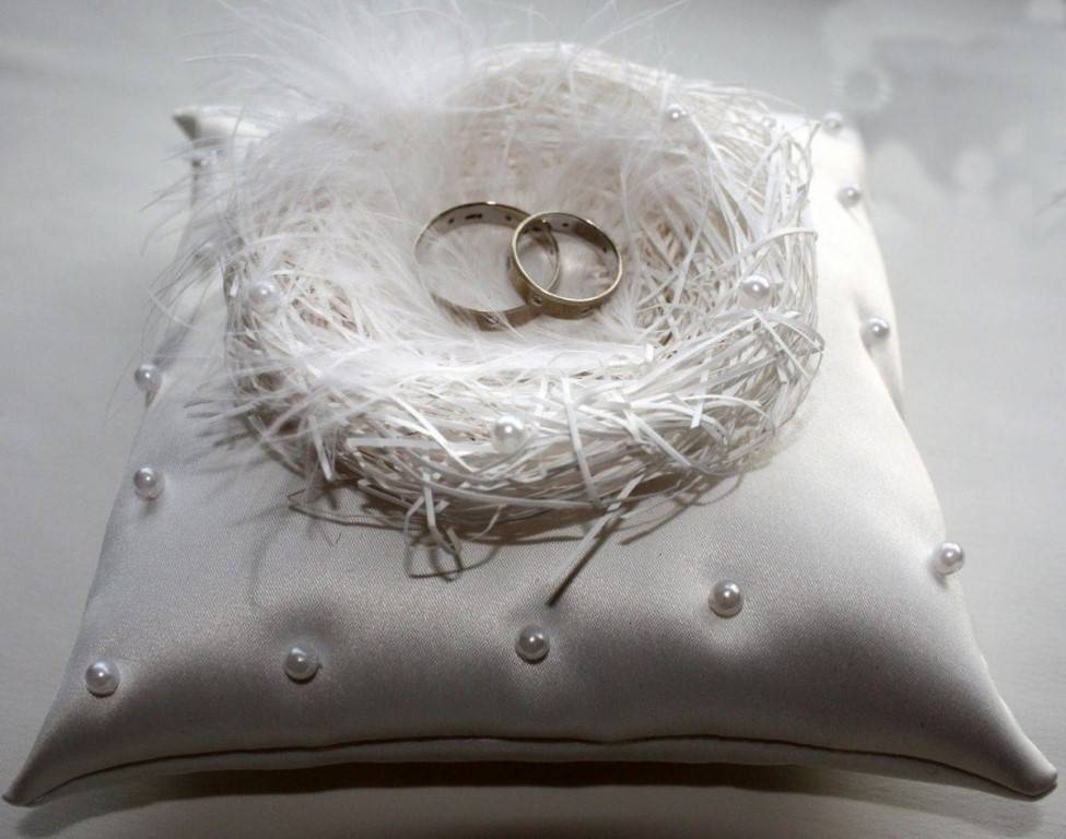 Свадебная подушечка для колец: варианты дизайна и мастер-класс по изготовлению своими руками
