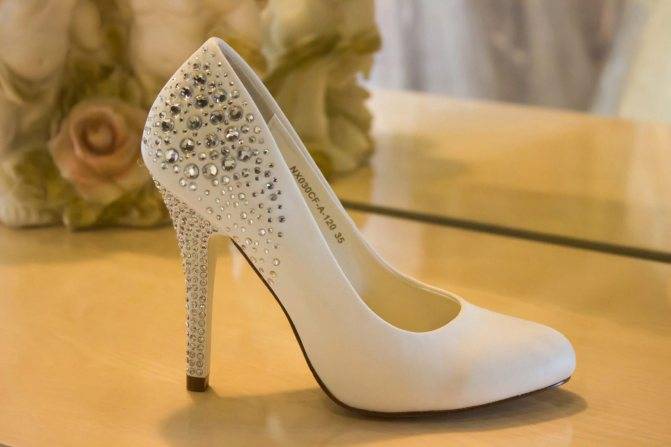 Свадебные туфли и приметы, связанные с ними: можно ли невесте их продавать, отдать или выбросить, что если надеть чужую обувь на свадьбу