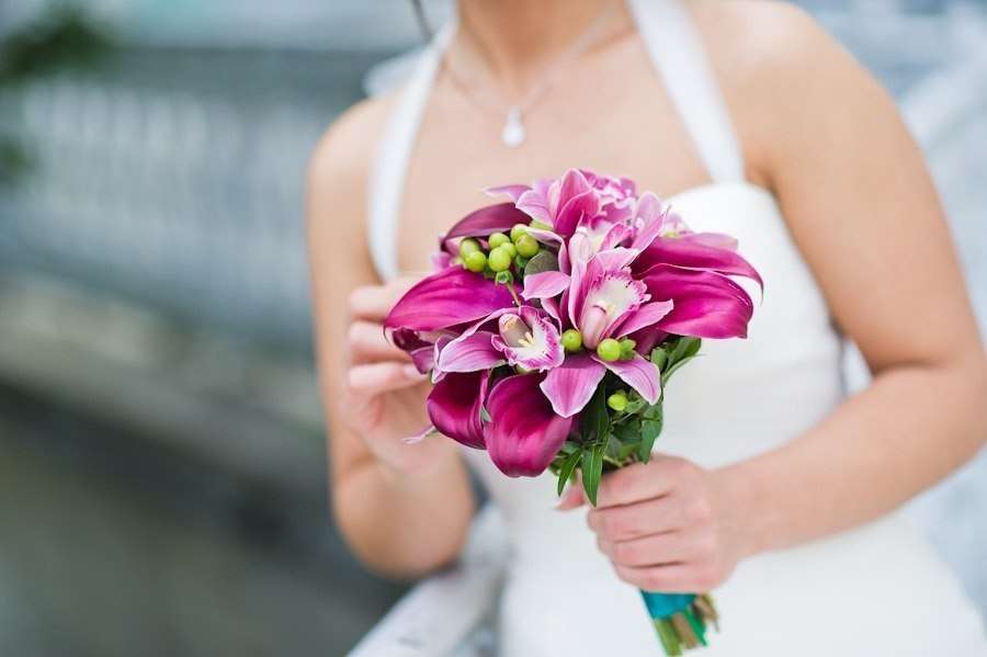 Дань женской моде в образе невесты – свадебный букет фуксия: выбираем цветы