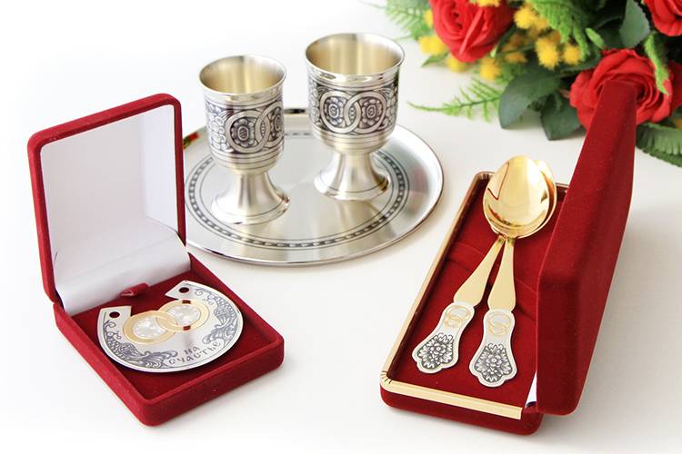 Что подарить на серебряную свадьбу: идеи подарков мужу и жене