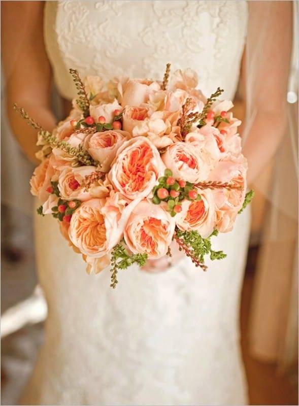 Персиковый букет невесты с фото в персиково-розовых и бело-персиковых тонах, с голубым и сиреневым цветом, с пионами, с каллами, из роз - подбор композиции к платью