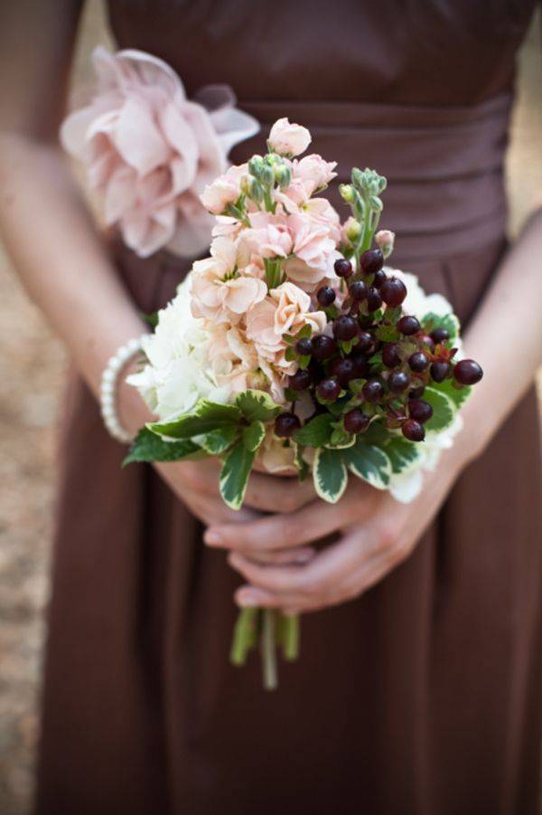 Бежевый свадебный букет: как сделать и из каких цветов?