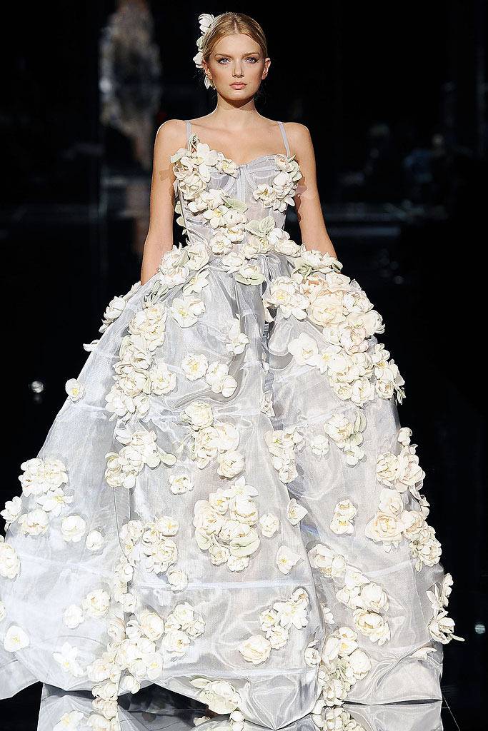 Свадебное платье с цветами — объемные украшения и новики сезона! + 70 фото