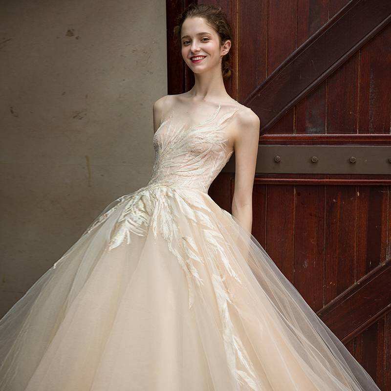 Свадебное платье цвета шампань - фото