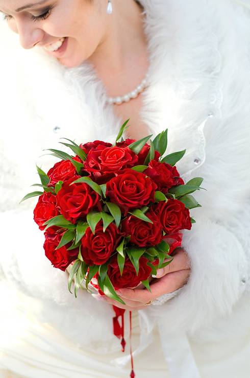 Свадебный красный букет – как составить алую композицию для невесты