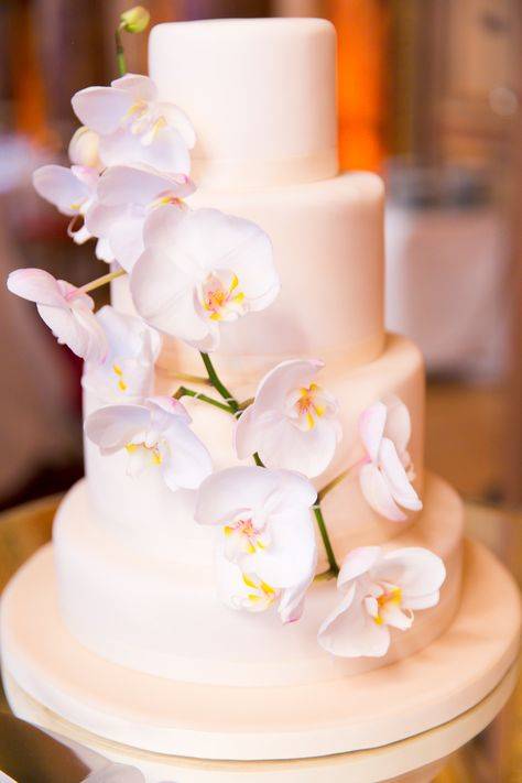 Свадебный торт с орхидеями: идеи оформления с фото