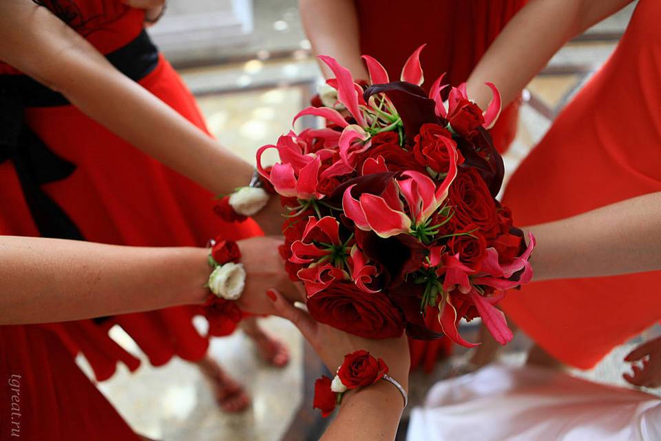 Чувственная классика: свадебный букет невесты из красных роз