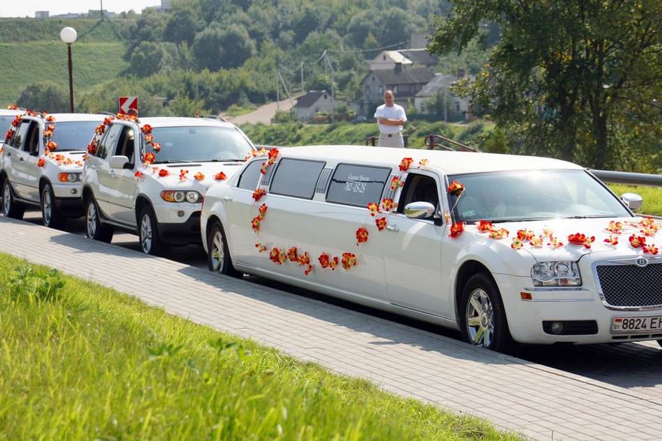 Машины гостей на свадьбе: как выбрать и украсить авто, лимузин, автобус или минивен, как правильно взять транспорт для перевозки в аренду, идеи декор (фото)