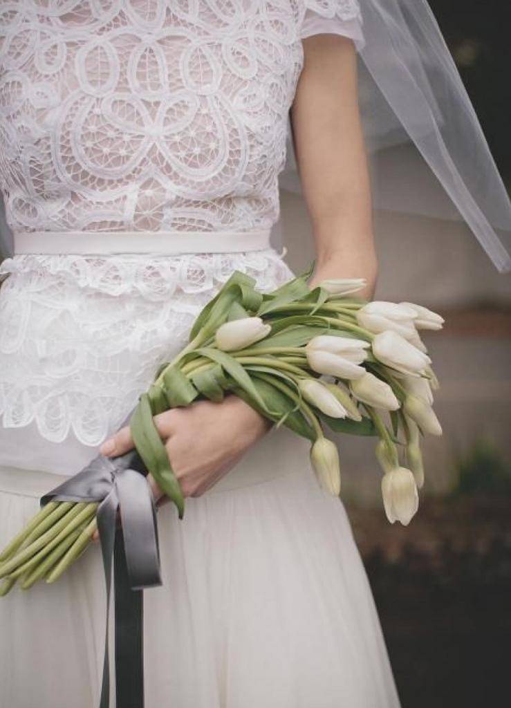 Нежный свадебный букет невесты из тюльпанов
