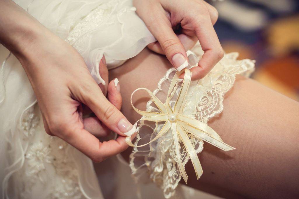 Как снимать подвязку с невесты в [2019] – видео ? & советы