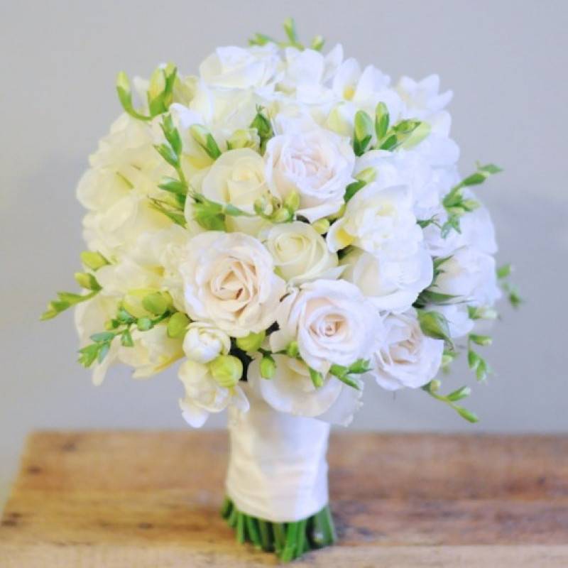 Свадебный букет из фрезий ? в [2021] – с белыми каллами & кустовыми розами, а также фото