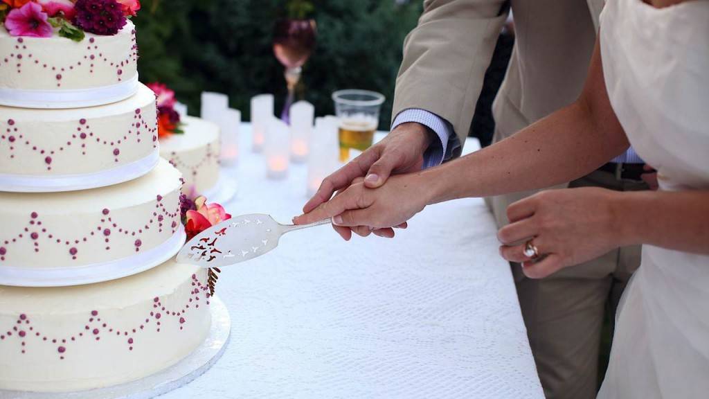 Трехъярусные свадебные торты — советы по выбору декора, цвета и начинки