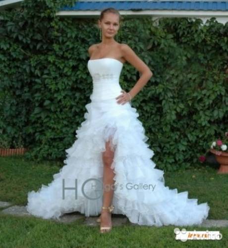 Свадебное платье – короткое спереди и с длинным шлейфом сзади