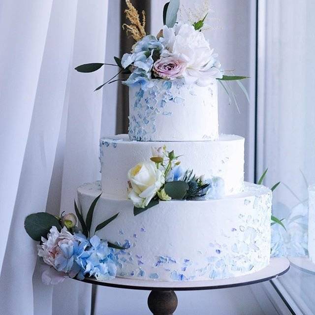 Свадебный голубой торт с цветами, фигурками, ягодами